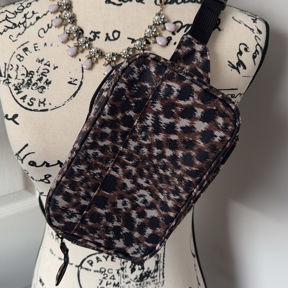 Old Navy-Cheetah Waist Bag - Picture 2 of 7